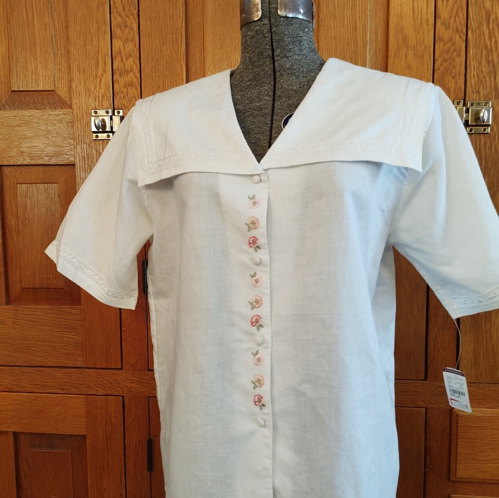 Vintage Karen Scott white embroidered sailor statement collar short sleeve top